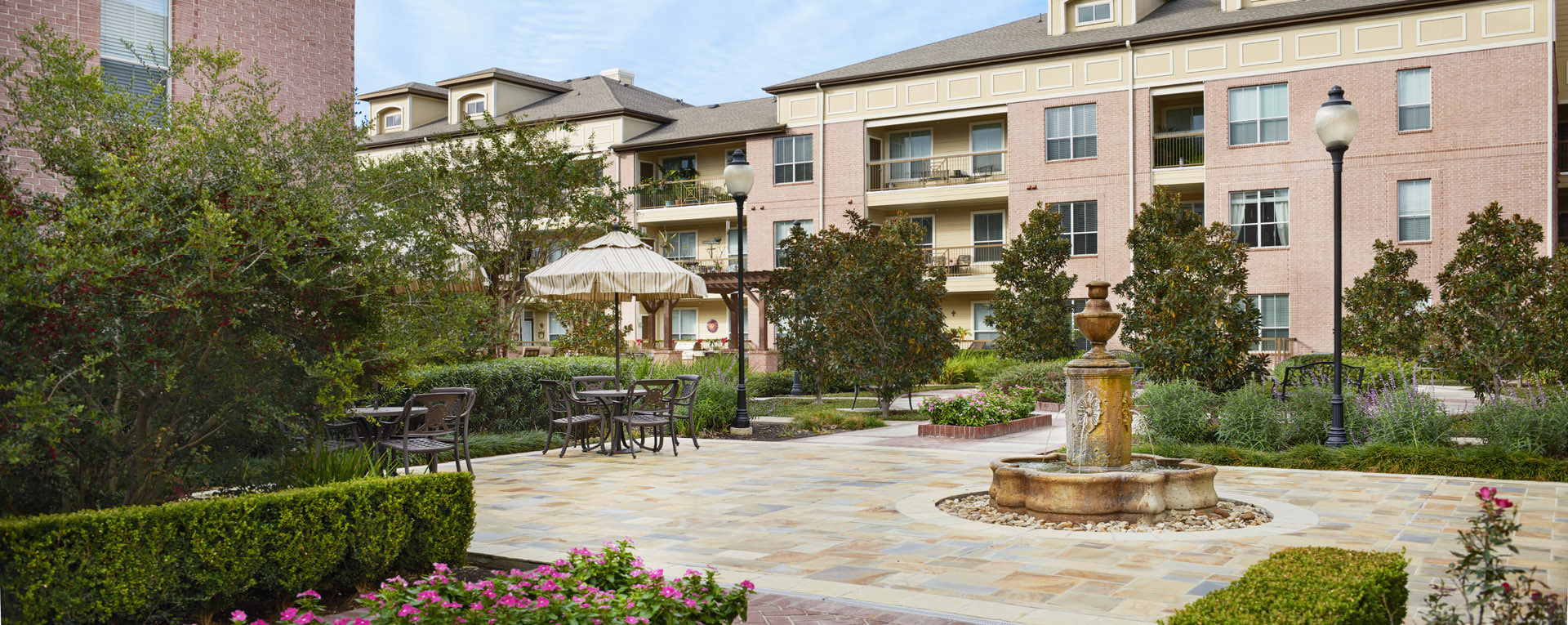 Courtyard and Patio in Camden Royal Oaks apartment complex